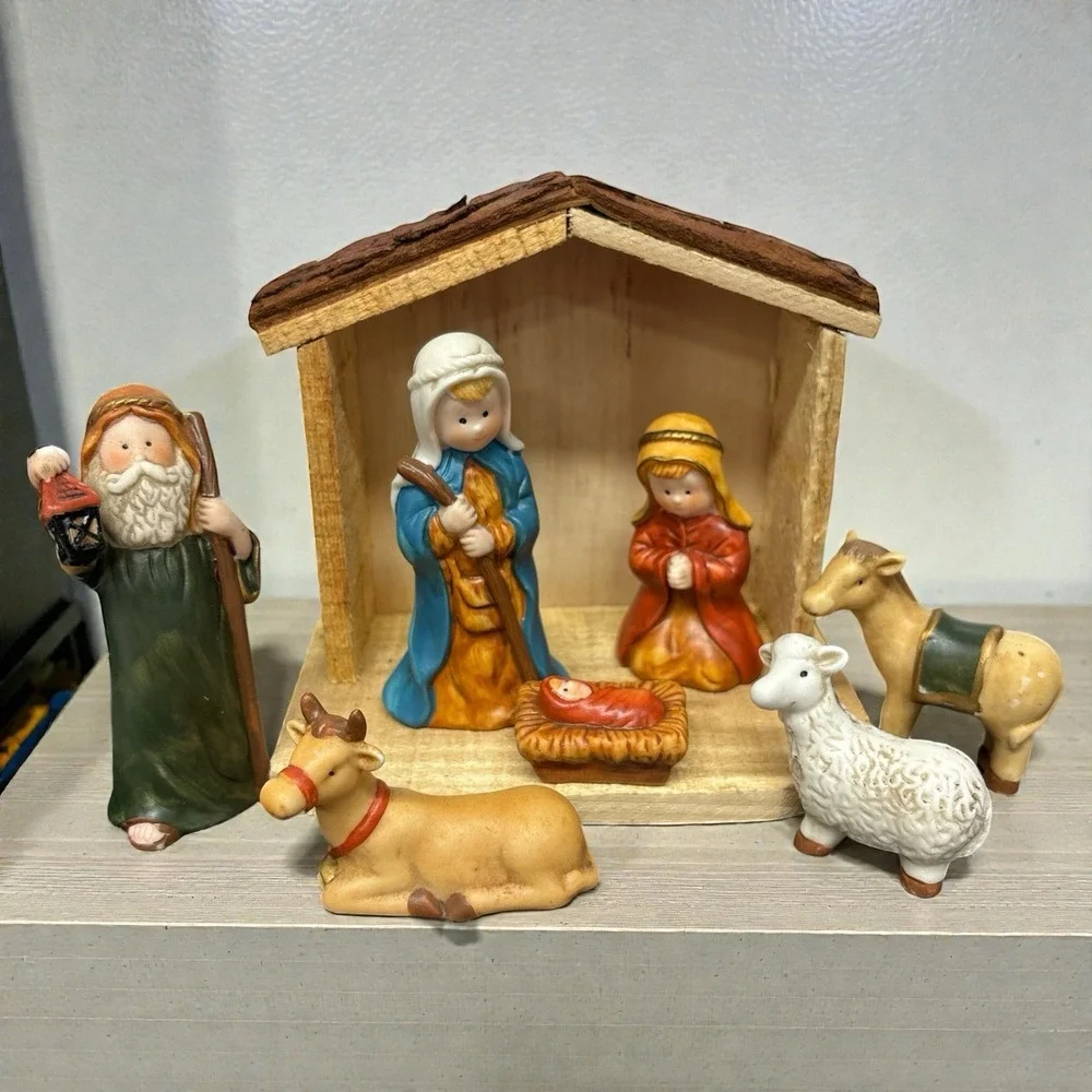 Home for The Holidays 2003 Set of 7 Porcelain Nativity Figurines‎ & Stable + Box